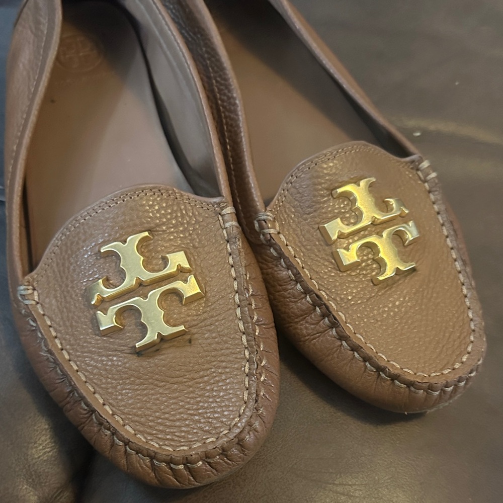 Tory Burch everly tan Leather Loafers with Gold Logo - Picture 9 of 15